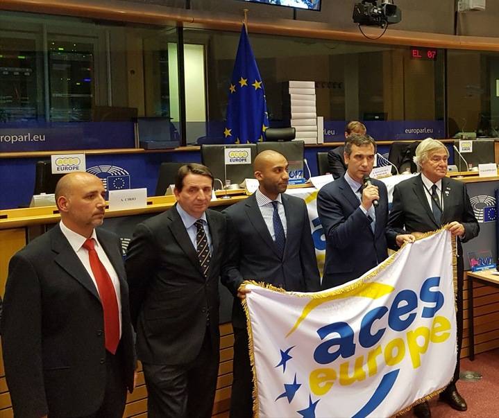 Román recoge en el Parlamento Europeo la bandera que ostentará Guadalajara como Ciudad Europea del Deporte 2018