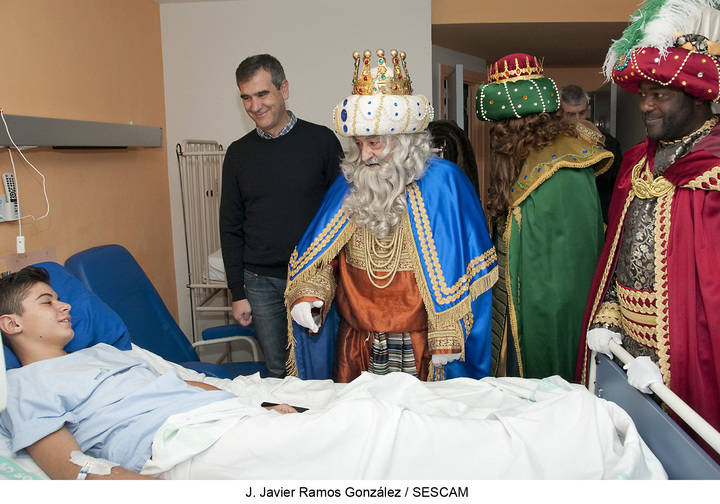 Román visita junto a los Reyes Magos a los pacientes del Hospital Universitario de Guadalajara
