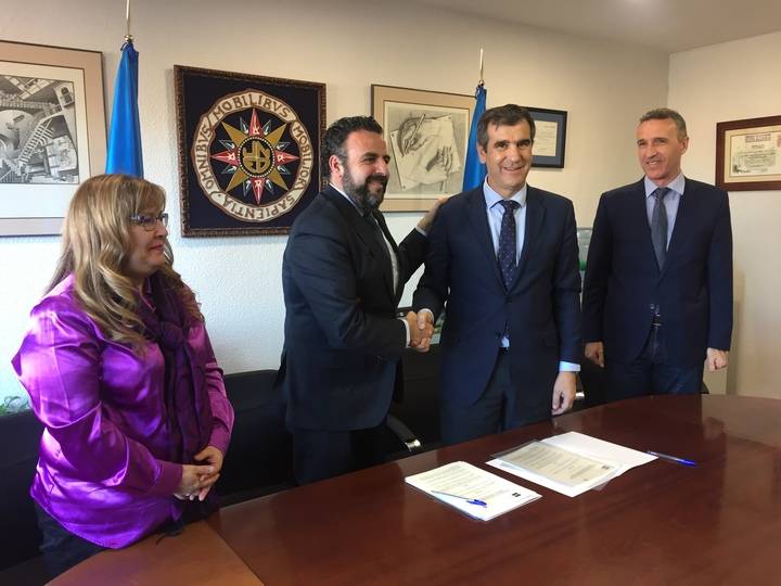 Román firma con el alcalde de Azuqueca el convenio para la creación de un aula de la UNED en la localidad