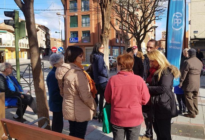 Concejales del PP de Azuqueca visitan el barrio de La Estación y recogen las quejas y sugerencias de los vecinos