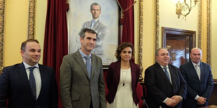 La Ministra de Sanidad visita el Ayuntamiento de Guadalajara y firma en su libro de honor
