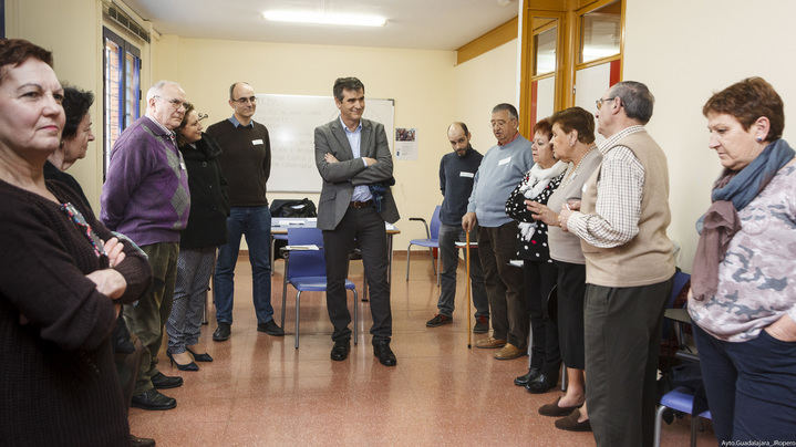 Román visita el primer grupo de trabajo que colabora en la redacción del Plan de Mayores de Guadalajara