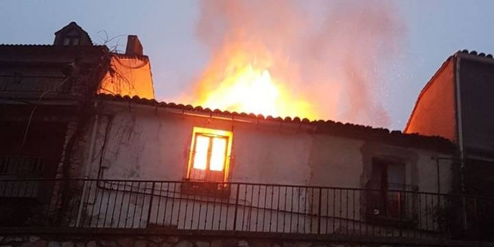 El incendio originado por una chimenea en una vivienda de Guadalajara deja a dos bomberos afectados y cuatro edificios dañados