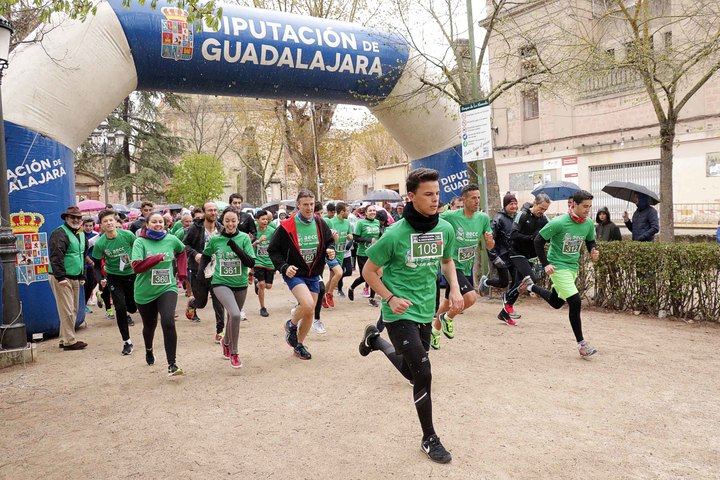 Casi cuatrocientos inscritos desafían el frío y la lluvia en la marea verde seguntina contra el cáncer
