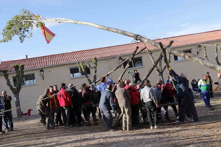 Fuentenovilla ya luce su tradicional mayo, previo a las fiestas