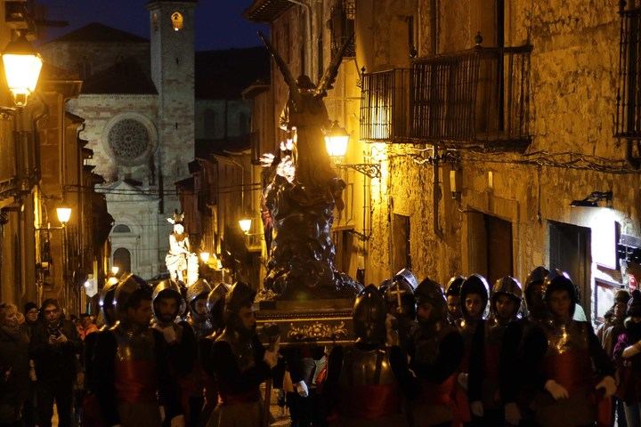 El paso de los Armaos resuena en el corazón medieval de Sigüenza durante el Lunes Santo