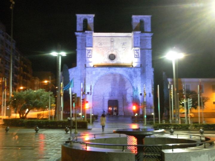 La fachada de San Ginés se tiñe de azul en solidaridad con el Día Mundial del Autismo