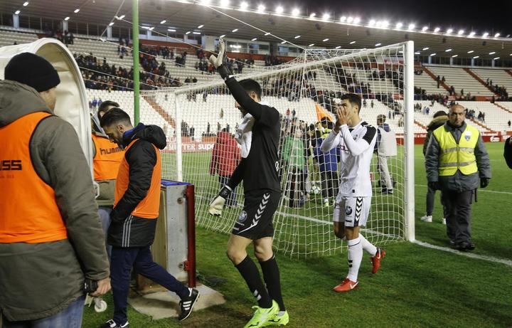 Un Alba cuarentón se sobrepone a todo y sigue sumando