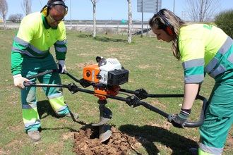 Dos zonas verdes de Valdeluz con escasa vegetación se repueblan con 615 árboles de distintas especies