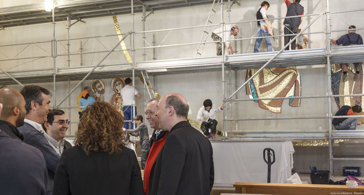 El alcalde de Guadalajara visita los trabajos del mosaicista Rupnik en la parroquia El Salvador