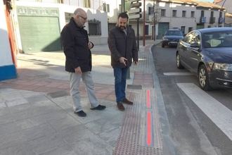 Entra en servicio en Azuqueca el sistema de alerta para peatones mediante 'balizas zombi' en la acera