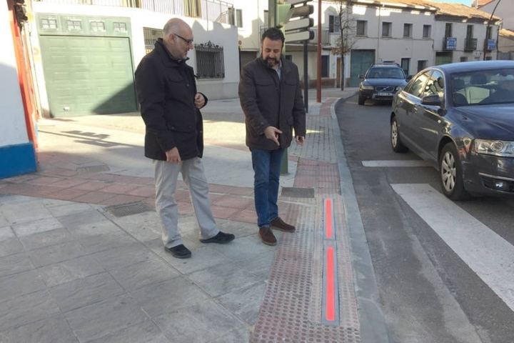 Entra en servicio en Azuqueca el sistema de alerta para peatones mediante 'balizas zombi' en la acera