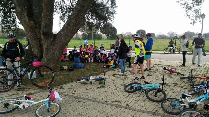Un pelotón de 140 ciclistas pedalea en homenaje a los libros en la segunda edición del Bicicuento de Valdeluz