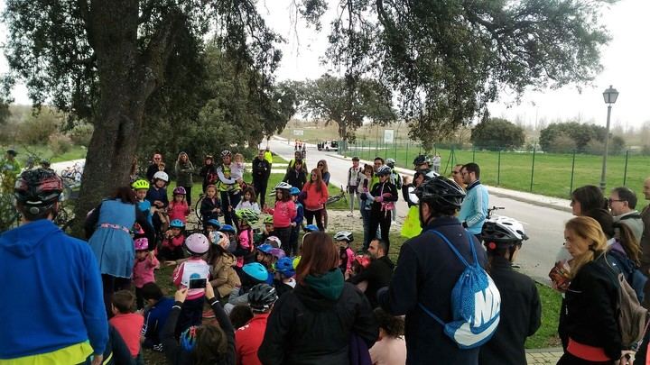 Un pelotón de 140 ciclistas pedalea en homenaje a los libros en la segunda edición del Bicicuento de Valdeluz