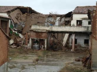 El techo del Centro de Salud de Pioz sale volando por el viento y choca contra un edificio a 15 metros de distancia