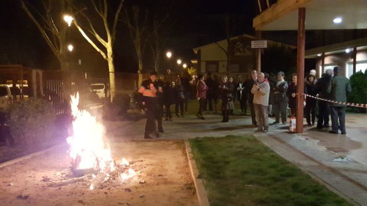 Fiesta de las Fallas en el Centro de Día de Cabanillas con música, agua de Valencia y hasta un ninot