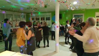 Fiesta de las Fallas en el Centro de Día de Cabanillas con música, agua de Valencia y hasta un ninot