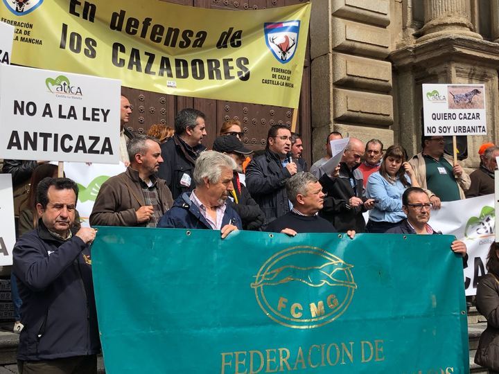 Miles de cazadores toman las calles de Castilla-La Mancha para reivindicar la caza