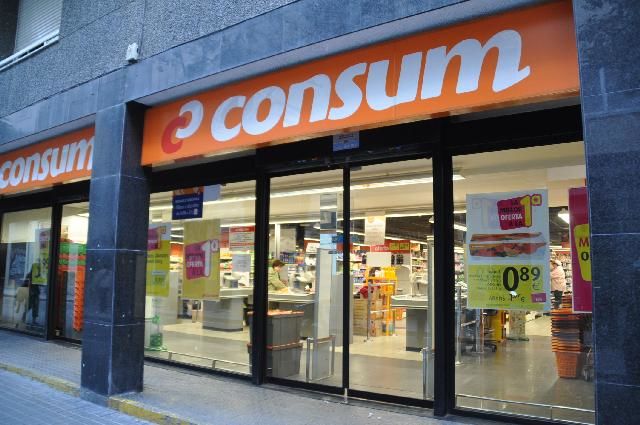 Los supermercados Consum dejan de etiquetar sus productos en catalán