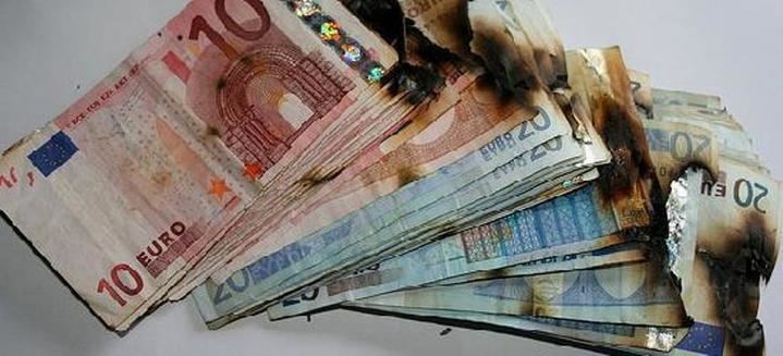 Encuentran gran cantidad de dinero quemado en la buhardila de la casa incendiada en Cabanillas cuyo dueño se ha suicidado