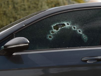 Disparan desde una moto 10 balazos a un hombre cuando estaba en el coche con su pareja