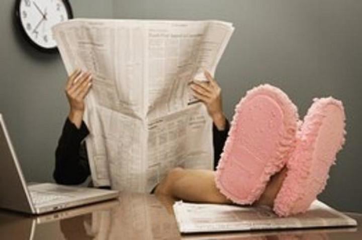 El programa 'En el Punto de Mira ' demuestra el escaqueo de los funcionarios españoles desayunando dos veces, de compras, en el super, comprando el pan....