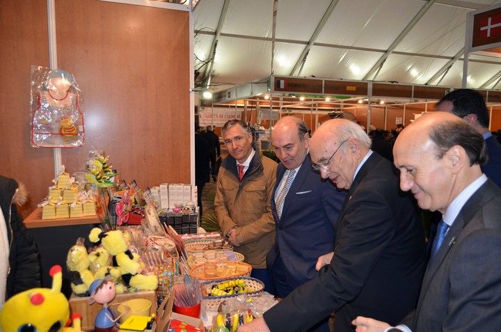 Pastrana clama contra la despoblación de La Alcarria en la inauguración de la XXXVII Edición de la Feria Apícola