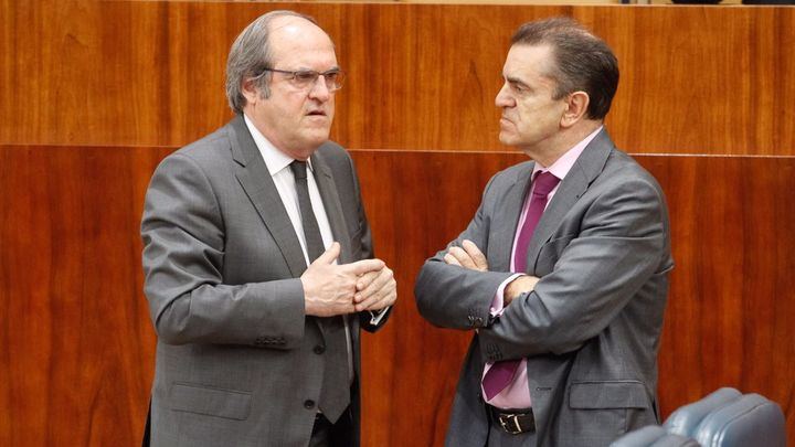 El líder del PSOE que presentó la moción de censura contra Cifuentes falseó su currículum durante 8 años
