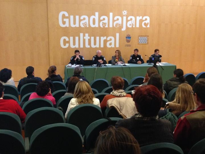 La Policía Local presenta a los centros escolares de Guadalajara la nueva figura del Agente Tutor
