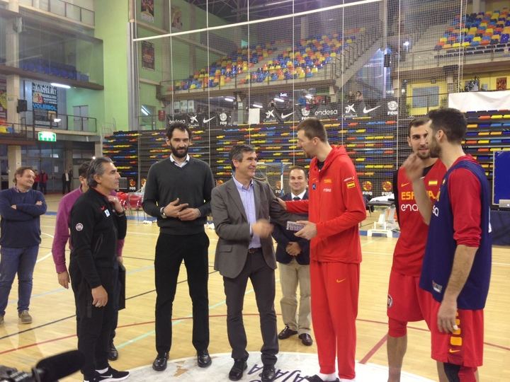 Román visita a los jugadores de la selección española de baloncesto concentrados en Guadalajara