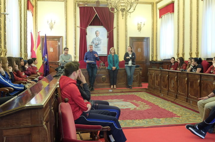 Alumnos de Agustiniano y Sagrado Corazón presentan en el Ayuntamiento su trabajo sobre presupuestos participativos