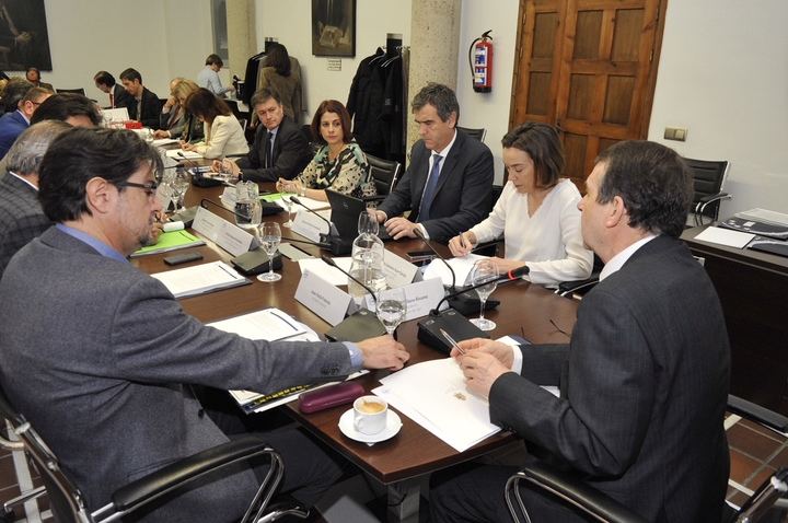 Román: “Es un acierto que Montoro apueste por garantizar la inversión de los superávits municipales”