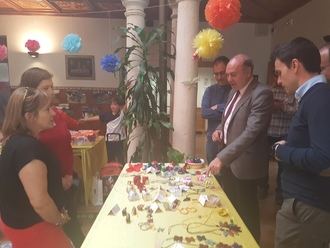 El presidente de la Diputación visita la exposición fotográfica con motivo de la XX Semana Solidaria del Colegio Maristas