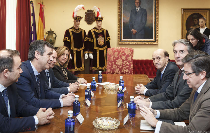 El ministro de Fomento anuncia en Guadalajara la inversión de 50 millones de euros para unir la N-320 con la A-2 y que los vehículos no tengan que pasar por el nudo de Cuatro Caminos