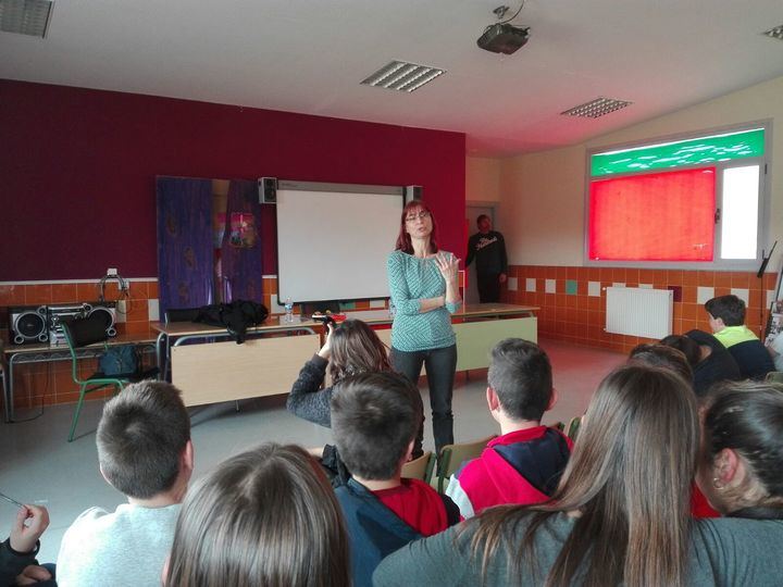 La escritora Mónica Rodríguez visita la Biblioteca de Alovera con su libro “Alma y la Isla”