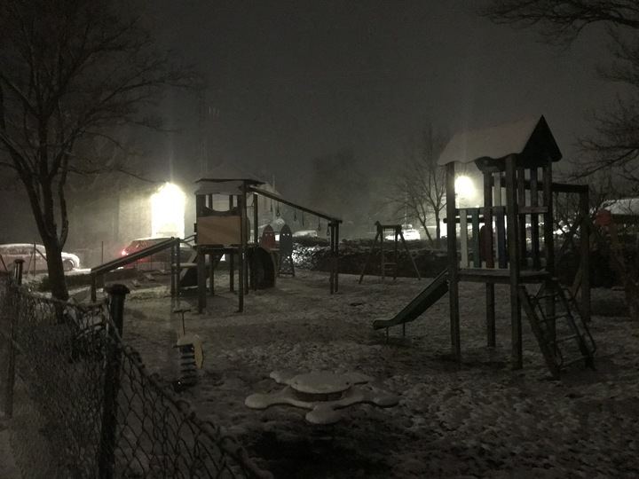 Fuerte ventisca y nevada este sábado por la noche en Cantalojas. Foto : Gonzalo Arranz