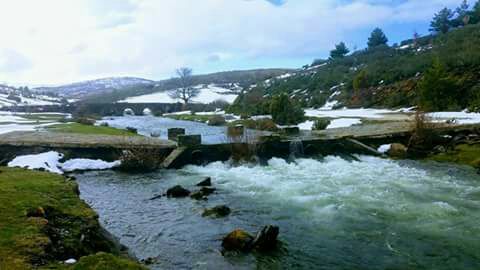 Nevada y crecida del río hoy en Cantalojas. Foto : Antonio Arenas