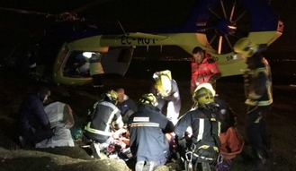 Los bomberos rescatan a una persona herida al caer con un parapente en Alarilla