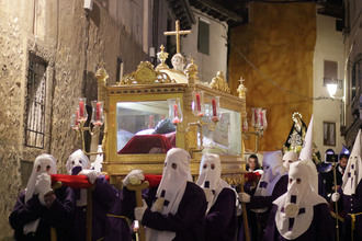 Impresionante silencio en la procesión del Santo Entierro de Pastrana