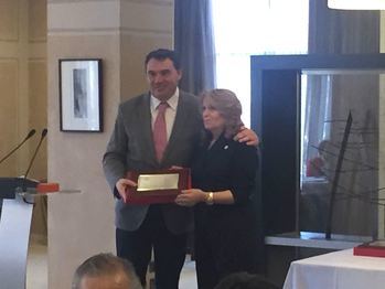 La Diputación de Guadalajara recibe la placa de reconocimiento de la Federación de Jubilados y Pensionistas 