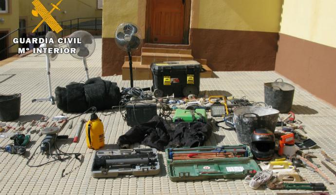 Detienen a tres miembros de una familia por desvalijar varias fincas y robar varios gallos de pelea