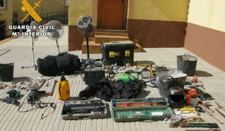 Detienen a tres miembros de una familia por desvalijar varias fincas y robar varios gallos de pelea