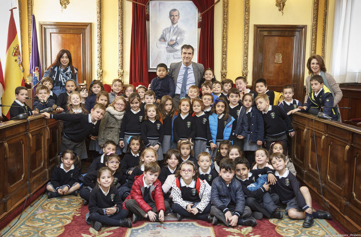 El alcalde de Guadalajara recibe a alumnos del colegio Santa Ana