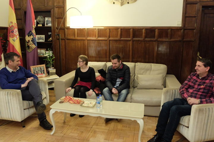 El alcalde de Guadalajara recibe a Marta Martínez, nadadora alcarreña con Síndrome de Down que ha obtenido cinco oros en el Campeonato de España