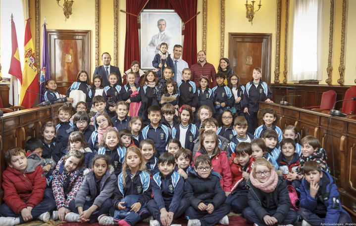 Alumnos de segundo de Primaria del colegio Santa Ana conocen el Ayuntamiento