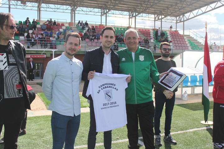 Reconocimiento al Sporting Cabanillas por su ascenso