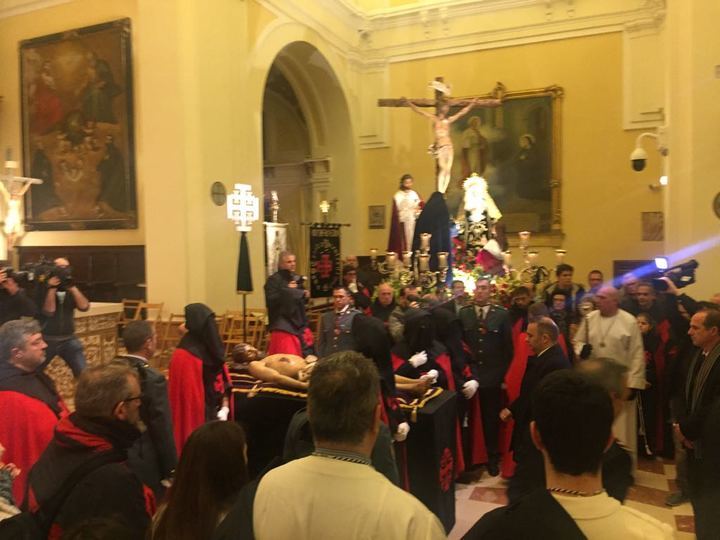 Momento en el que se anuncia a los fieles y cofrades la suspensión de la procesión del Silencio y Santo Entierro en la concatedral de Santa María