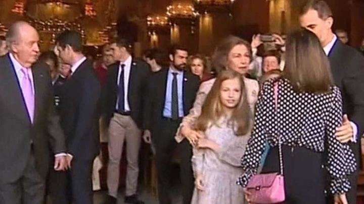 La reina Letizia y doña Sofía protagonizan un momento de tensión a la salida de misa