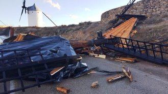 Una pena : El viento arranca la techumbre de uno de los míticos molinos de viento de Consuegra