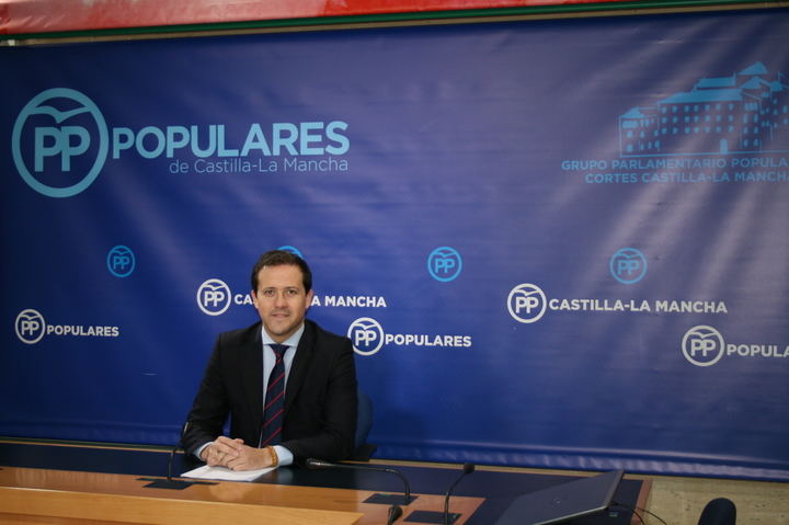 Velázquez denuncia “el desprecio de Page a los profesionales de la Sanidad al no apoyar la carrera profesional sanitaria”